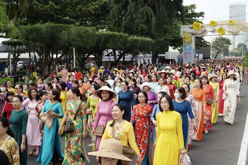 Khánh Hòa: Thướt tha áo dài truyền thống xuống phố