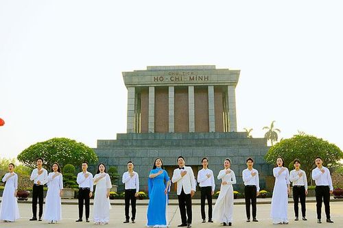 Hai nghệ sĩ opera hàng đầu hát ca khúc mới về Bác
