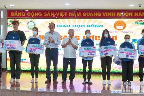 Đồng Tháp: Trao học bổng cho 42 sinh viên vượt khó