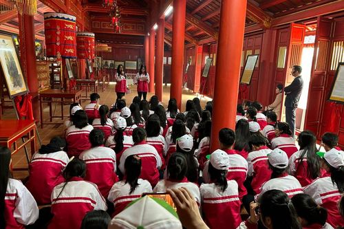 Đưa trò về miền di sản