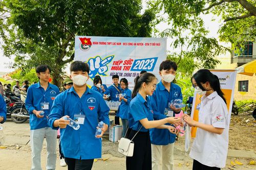 Thí sinh Bắc Giang bước vào làm bài thi cuối - môn Toán