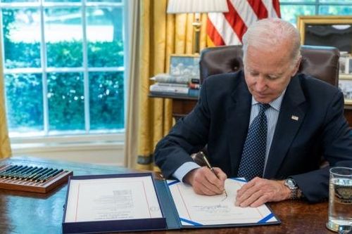 Tổng thống Biden ký dự trần nợ công, kéo Mỹ khỏi bờ vực vỡ nợ