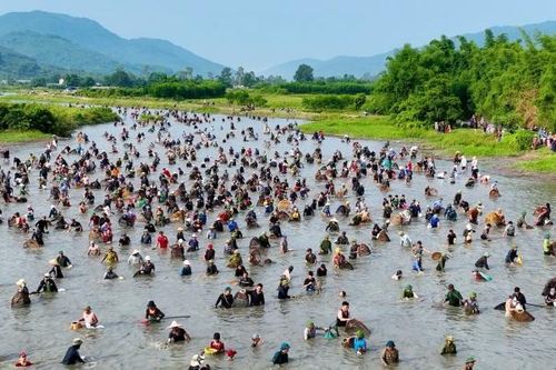 Hàng nghìn người chen chân tham gia lễ hội đánh cá Vực Rào