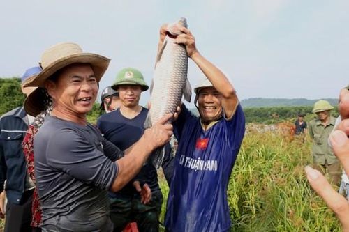 Hàng nghìn người tham gia lễ hội đánh cá Vực Rào