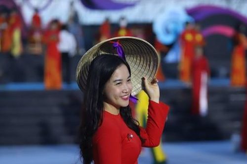 Hơn 6.000 phụ nữ thướt tha với tà áo dài diễu hành trên đường phố Nha Trang