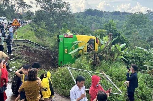 Tai nạn liên hoàn, xe khách bị lật khiến 3 người bị thương