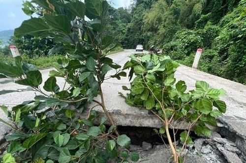 Đường dân sinh bất ngờ sụt lún 'hở hàm ếch' ở Đắk Lắk