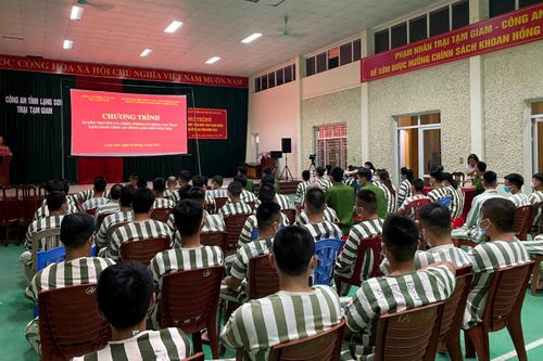 Chiếu phim lưu động trong trại giam để tuyên truyền pháp luật