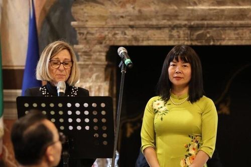 Nữ nhà văn hiếm hoi của Việt Nam có thể sáng tác song ngữ