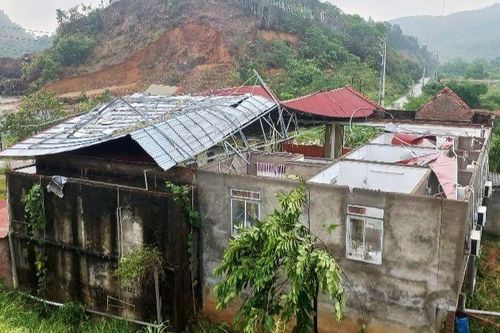 1 người mất tích, nhiều nhà dân bị tốc mái do lốc xoáy
