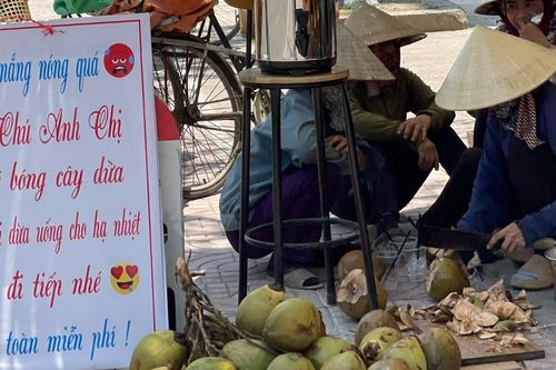 Nước dừa miễn phí ngày nắng nóng: Chủ quán không sợ bị nói 'làm màu'