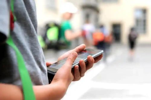 Thị trấn cấm trẻ em dùng điện thoại cho tới khi học cấp 2