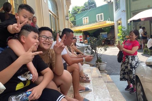 Hạ Long mất điện: Khách đòi trả phòng, ngủ vạ vật, không có nước pha sữa cho con