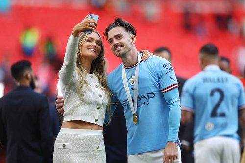 Jack Grealish 'selfie' ăn mừng cùng nữ MC xinh đẹp