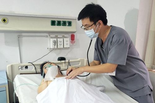 Sáu người nhập viện vì ăn nấm mọc từ xác nhộng ve sầu
