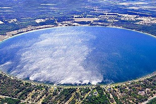 Khám phá hồ nước tự nhiên tròn nhất thế giới