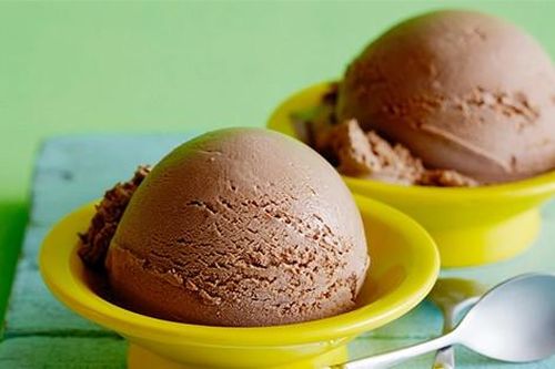 Bác sĩ kê đơn kem và trò chơi điện tử cho trẻ bị viêm họng