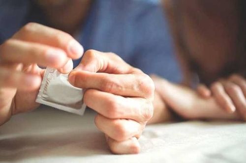 Phát hiện thuốc tránh thai, 'áo mưa' trong cặp con