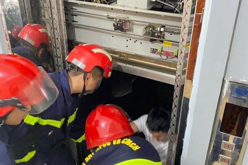 Giải cứu 2 người bị kẹt trong thang máy tại thành phố Vinh