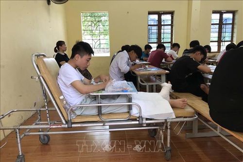 Hai thí sinh bị tai nạn thương tích vẫn quyết tâm tham gia kỳ thi tuyển sinh lớp 10