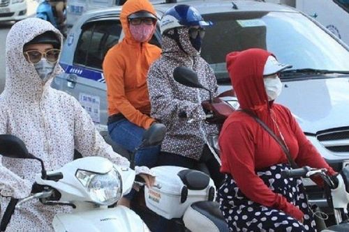 Nắng nóng nên mặc quần áo màu tối hay màu sáng khi ra ngoài đường?