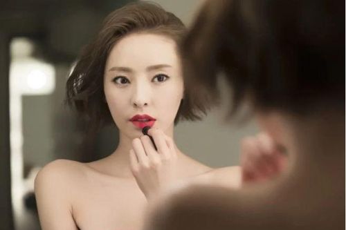 Đàn bà thích làm 4 điều này dễ ham mê của lạ: Dù tuổi nào cũng chạy theo tình trẻ, bỏ bê gia đình