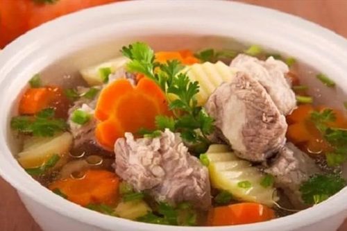Hầm xương chỉ bỏ nước lạnh và muối thôi là dại: Thả thêm thứ này nước trong veo ngọt vi không bị hôi