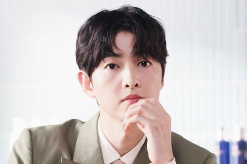 Song Joong Ki xuất hiện với 'visual' trẻ măng, để lộ một chi tiết có liên quan đến Song Hye Kyo