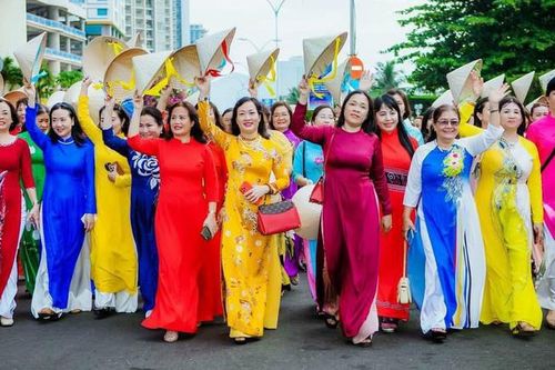 Khánh Hòa: Hơn 6.000 cán bộ, hội viên mặc áo dài diễu hành nhân Festival biển Nha Trang