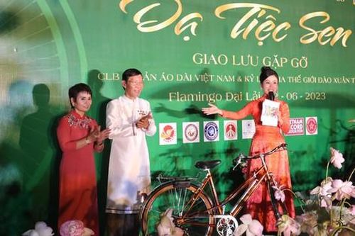 Đấu giá xe đạp Peugeot cổ ủng hộ CLB Di sản Áo dài Việt Nam