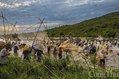 Độc đáo lễ hội cả làng mang nơm, lưới đi bắt cá ở Hà Tĩnh