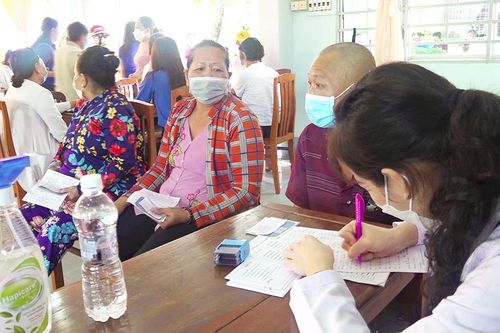 Khám bệnh miễn phí và tặng quà người nghèo xã Định Thành