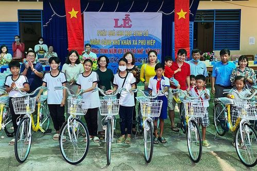 Tặng 162 phần quà cho học sinh khó khăn ở huyện Phú Tân