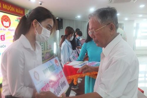 Hàng chục sinh viên vượt khó học giỏi được nhận học bổng 'Thắp sáng ước mơ'