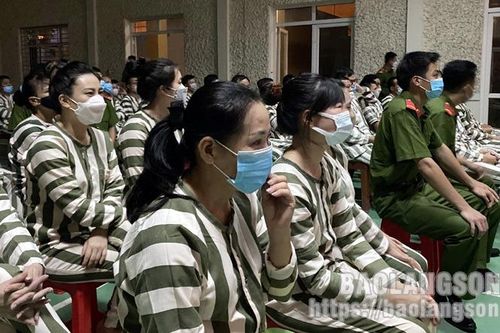Tuyên truyền pháp luật và chiếu phim lưu động tại Trại Tạm giam Công an tỉnh
