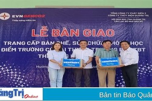 Câu lạc bộ Nhà báo nữ tỉnh đi thực tế và tặng quà cho học sinh, giáo viên vùng khó