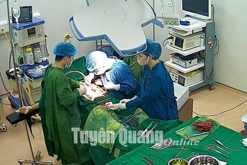 Bệnh viện Đa khoa Phương Bắc phẫu thuật thành công cho một bệnh nhân bị dị vật đâm xuyên đại tràng