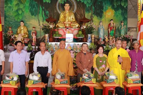 Tiền Giang: Chùa Phước Hội tặng quà đến các hộ khó khăn