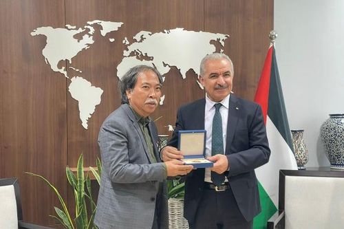 Nhà thơ Nguyễn Quang Thiều nhận Huân chương cao quý nhất của Nhà nước Palestine