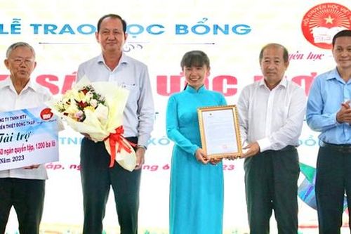 Trao học bổng 'Thắp sáng ước mơ' cho sinh viên vượt khó của tỉnh Đồng Tháp