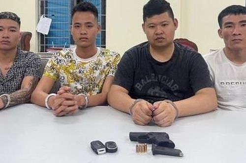 Phát hiện 4 đối tượng đi ô tô mang theo khẩu súng đạn đã lên nòng