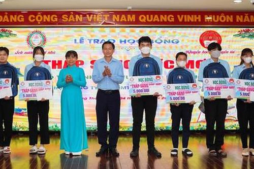 Trao học bổng 'Thắp sáng ước mơ' cho 42 sinh viên