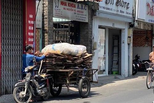Muôn kiểu chạy xe máy 'đánh võng' với Luật Giao thông