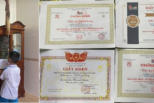 Rơi nước mắt cảnh cậu bé lớp 1 khoe giấy khen trước di ảnh người bố đã khuất