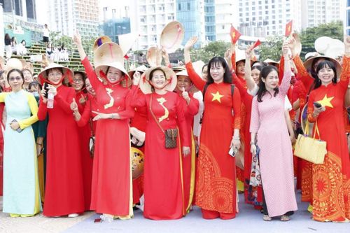 Hơn 6.000 tà áo dài xuống phố biển, đăng ký tham gia xác lập kỷ lục Việt Nam