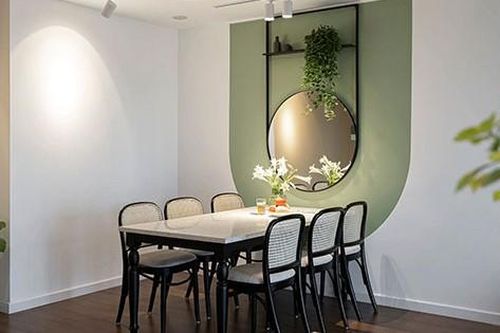 Cặp vợ chồng Hà Nội 'thổi luồng gió mới' cho căn hộ gần 100m² với chi phí chỉ 270 triệu