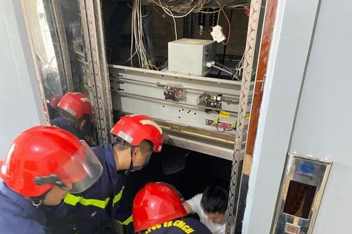 Liên tiếp giải cứu người mắc kẹt trong thang máy do mất điện đột ngột