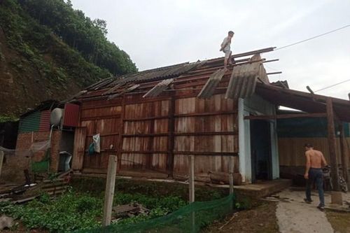 1 người mất tích, nhiều nhà dân vùng cao bị tốc mái do lốc xoáy