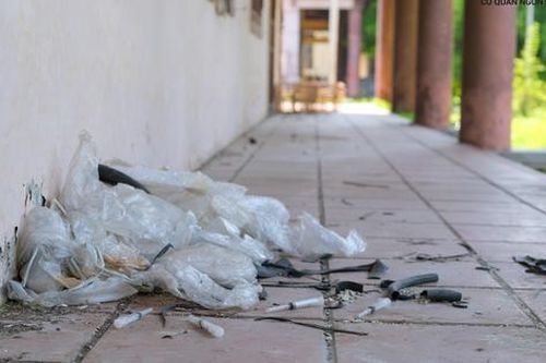 Trung tâm giới thiệu sản phẩm đúc đồng TP. Huế cỏ mọc um tùm, vương vãi bơm kim tiêm