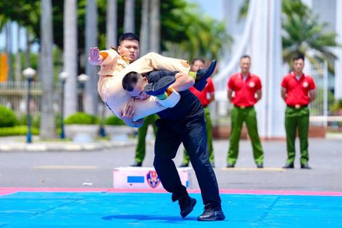 Xem đội tuyển Công an Hà Nội trấn áp tội phạm tại Hội thi quân sự, võ thuật